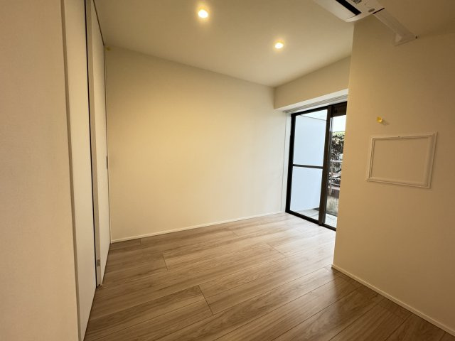 フラッツ景丘の洋室|4.5帖の洋室には明るい光が入り込みます♪