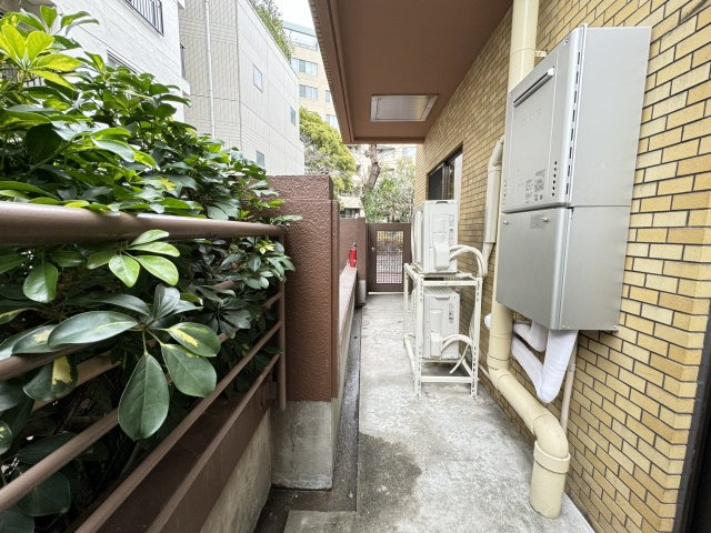 フラッツ景丘のバルコニー|10.49平米のテラスです。ガーデニングも楽しめます♪