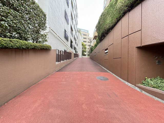 フラッツ景丘|建物へのアプローチです♪