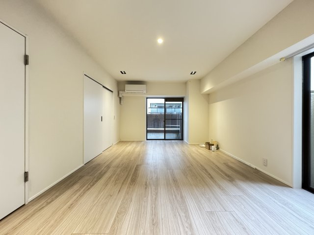 フラッツ景丘の居間・リビング|広々とした12.9帖のリビングダイニングです♪