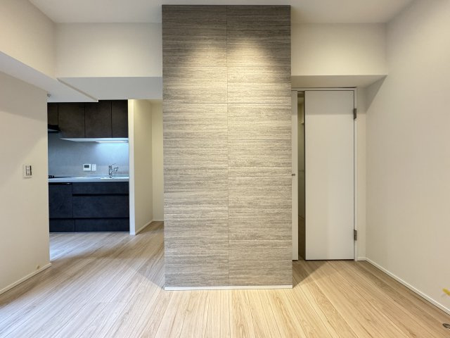 フラッツ景丘の居間・リビング|リビングダイニングの柱にはタイルを貼っており高級感溢れる空間に仕上がっております♪