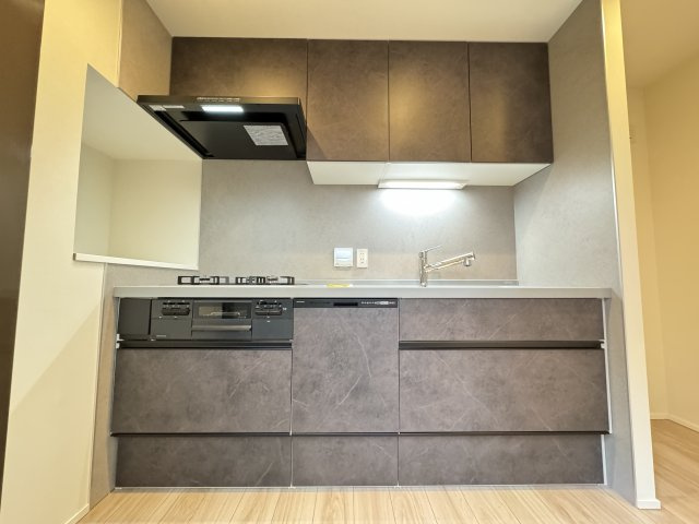フラッツ景丘のキッチン|キッチンは最新の設備のものを採用しており、便利な食洗器付きです♪