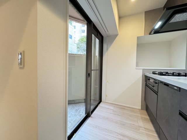 フラッツ景丘のキッチン|キッチン背面にはテラスが付いており、換気も楽々行えます♪