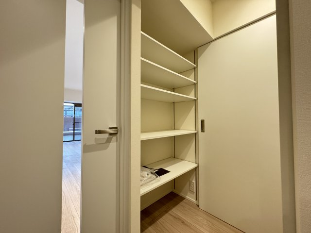 フラッツ景丘の収納|キッチン横の大型パントリーです♪キッチンとホールどちらからでも出入り可能です♪