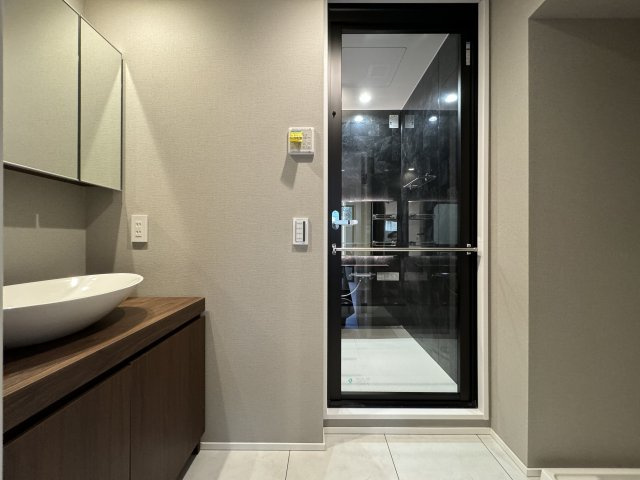 フラッツ景丘の独立洗面台|木目調のお洒落な洗面化粧台を採用しております♪
