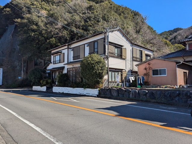 売土地　沼津市内浦重寺の前面道路含む現地写真|角地なので陽当たり良好で解放感があります。2方向からのアクセスが可能で車の出入りがスムーズに出来ます。間口も広々としています。