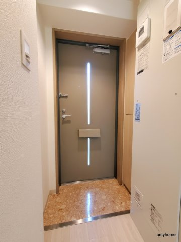 ウイニング・パラ江坂　仲介手数料無料の玄関