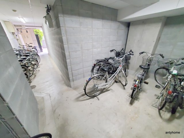 ウイニング・パラ江坂　仲介手数料無料の駐車場