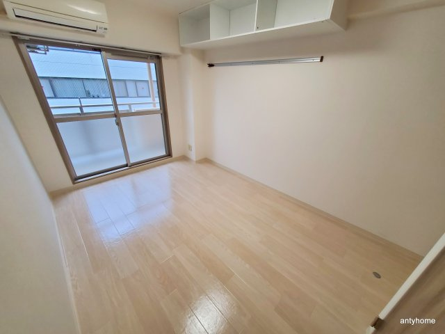 ウイニング・パラ江坂　仲介手数料無料の居間・リビング