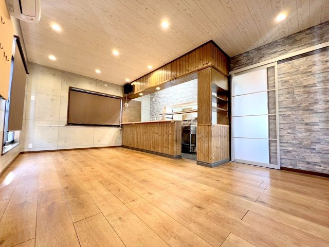 昭島市中神町　中古戸建の居間・リビング|モダン調のオシャレな１８帖のLDKです！