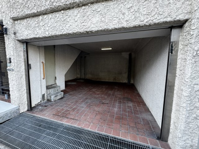【駐車場】 | 門戸西町テラスハウス | 電動シャッター付の車庫は、高さ193ｃｍまで駐車可能です。
横幅はかなり広いので収納スペースとしてお使いいただけます。