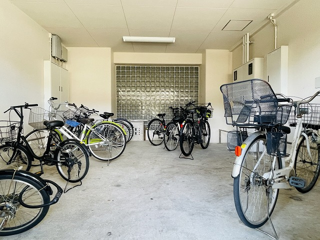 【駐輪場】 | スワンマンション空港南 | 駐輪場は屋内に設置されているのでサドルが濡れる心配がありません