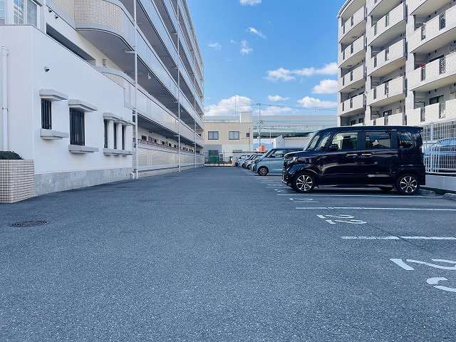 【駐車場】 | スワンマンション空港南 | 駐車場はゆったりとしたスペースがありバックでも停めやすそうです。最新の空き状況はお問い合わせください