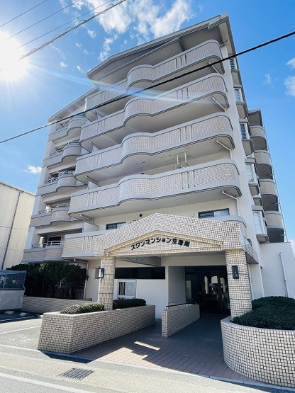 【外観】 | スワンマンション空港南 | 6階建てマンションの3階、南東角住戸で採光面が多く、室内の陽当り・風通し良好です！ 3号線バイパス・都市高速沿いの立地なので車での移動がとても便利です