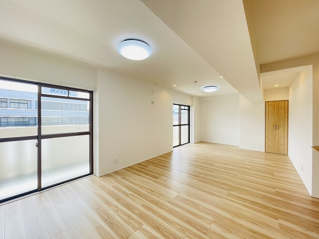 【居間・リビング】 | スワンマンション空港南 | 南東バルコニーで朝から明るい室内です！リビング収納があるのも嬉しいポイントです◎