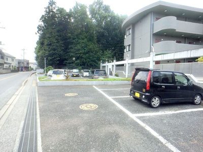 【駐車場】 | パティオ坂巻 | 駐車場