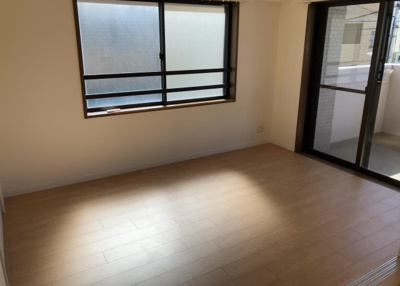 【洋室】 | キャッスルマンション相模が丘 | 洋室のメリットは重い家具が置きやすく、身の回りが整理しやすいことです。 床がフローリングのため畳とは異なり凹みにくいです。 クローゼットなど収納が豊富で、普段使わない旅行カバンや服の整頓も簡単にです。