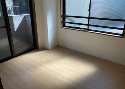 【寝室】 | キャッスルマンション相模が丘 | 寝室でゆっくりと過ごすためにはベッド周りの適度な空間を担保することや窓の位置、照明の明るさ、寝室の広さなどを考える必要があります。自身や家族の構成とライフスタイルに併せて寝室にする部屋を選びましょう！