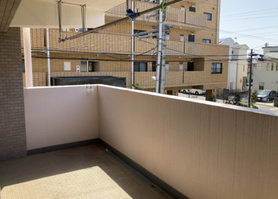 【バルコニー】 | キャッスルマンション相模が丘 | バルコニーは、室外の専用スペースのうち、「屋根がなく開放された空間」であるものを指します。ベランダより広いタイプのものが多く、日当たりもよいため家庭菜園などを楽しみたい人にとって適した環境となります。