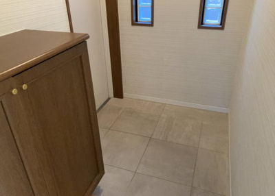 【玄関】 | キャッスルマンション相模が丘 | 玄関は家の顔でもあり、家族以外の目にも止まる場所です。玄関は外との間を仕切る扉、靴などをしまっておく収納スペース、靴脱ぎのたたきスペース、来客とのやり取りをするドアホンなど複数のアイテムからなります。