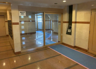 【エントランス】 | キャッスルマンション相模が丘 | マンションのエントランスには、もともと風よけや防犯の役割がありますが、マンションによって宅配ボックスなどの設備が備わっている所もあります。日々の生活をイメージしながら生活しやすさをチェックしましょう。