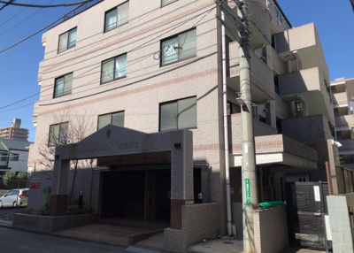 【外観】 | キャッスルマンション相模が丘 | 外観はマンション管理がされているかの目安になります。築年数が古いと、壁面は劣化してひび割れが生じることも！建物が古びていても細かいところが修繕されていると、きちんと管理されているなぁと感じるでしょう。