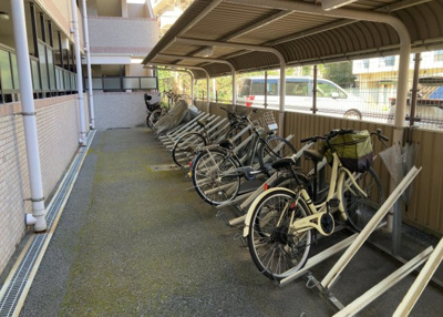 【駐車場】 | キャッスルマンション相模が丘 | 車一台あたりに必要なスペースは、標準サイズの普通自動車で横幅2m50cm、長さ5mは必要になります。ただし、乗降のことも考慮して横幅3m30cm、長さ5m50cmほどは確保できるところを選びましょう。