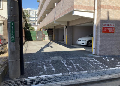 【エントランス】 | キャッスルマンション相模が丘 | 駐車場と明記されていても、最小スペースでつくられた駐車場だと大型車は駐車できなかったり、出入りしにくくなったりする可能性があります。お車のサイズと購入したい物件の駐車場のサイズを現地で確認しましょう。