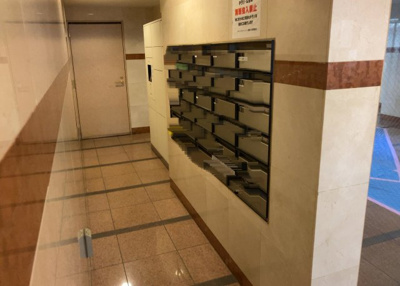 【設備】 | キャッスルマンション相模が丘 | エントランス付近に設置されている集合ポストは、住んでいる部屋と離れているため、ポストをあさるなど誰かに何かされていても被害に気づきにくいです。入居する時には他人に特定されにくい番号で鍵をかけましょう！