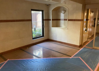 【ロビー】 | キャッスルマンション相模が丘 | ラウンジは、マンションの共用スペースに椅子やテーブルなどを配置した利用者が寛げる空間です。屋内型ラウンジと屋外型ラウンジがあります。共用部分の管理状況と合わせて、詳細については現地でご確認ください。