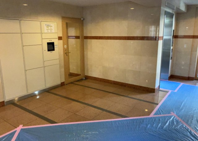 【ロビー】 | キャッスルマンション相模が丘 | ロビーというと、エントランスと何がちがうの？と思いますよね。実はロビーとエントランスには明確な決まりはありません。物件によっては、エントランスを入って広がるある程度の広さのある空間がロビーとなります。