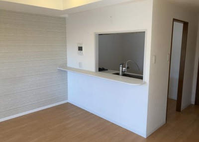 【キッチン】 | キャッスルマンション相模が丘 | L型アイランドタイプは、キッチンからダイニングにもリビングにも目が行き届くので、とても使いやすい配置です。L字型独立タイプは、キッチンを独立させてるためLDKというよりもLDといった様なイメージです。