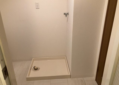 【ランドリースペース】 | キャッスルマンション相模が丘 | ランドリースペースも気になります。洗濯機置場があり「洗う、干す、取り込む、アイロンがけ、たたむ」など、洗濯に関する家事をするための空間です。広さや収納など付帯設備も含めて、詳細は現地でご確認ください。