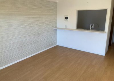 【居間・リビング】 | キャッスルマンション相模が丘 | 直線タイプはLとDKを一直線に並べた形で対面キッチンのタイプです。一般的なのでよく見かけるかもしれません。直線タイプに似た直接アイランドタイプは、キッチンとダイニングの間に壁がない分広く感じられます。