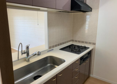 【キッチン】 | キャッスルマンション相模が丘 | 標準的なシステムキッチンの横幅は、165cm～300cm程度です。2100・2400・2550・2700などミリ単位で表記されます。普段どのように料理をするのかを想定しながら合ったサイズを選びましょう