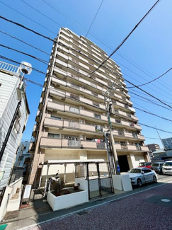 【外観】 | 古賀駅まで徒歩4分の好立地。すぐ近くに駐車場確保済みなので車をお持ちの方でも安心です。徒歩圏内に生活利便施設が充実しており、とても暮らしやすいエリアです