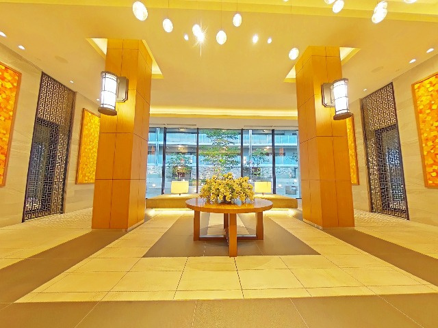 ジオ千里中央 ザ・レジデンスのエントランス|広いきれいなｴﾝﾄﾗﾝｽです。静かで落ち着きがあります。住民の皆様もご挨拶してくださります！目の前には管理人室があります。