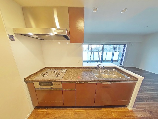 ジオ千里中央 ザ・レジデンスのキッチン|三口コンロがあり、洗い場にはディスポーザー！とても調理のしやすいキッチンです。