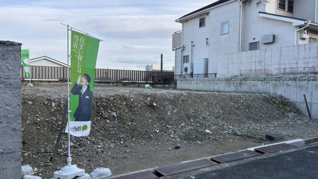 奥天神町2丁目土地の前面道路含む現地写真|現況更地。前面道路幅員は約4.7ｍ！間口約11ｍ