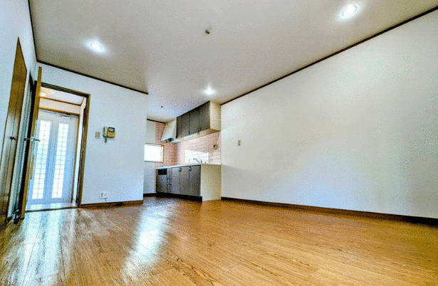 鳴滝宅間町戸建ての洋室