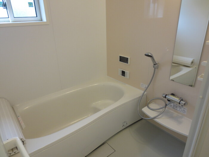 ソレイユ宿の浴室|窓付きの綺麗なお風呂です♪