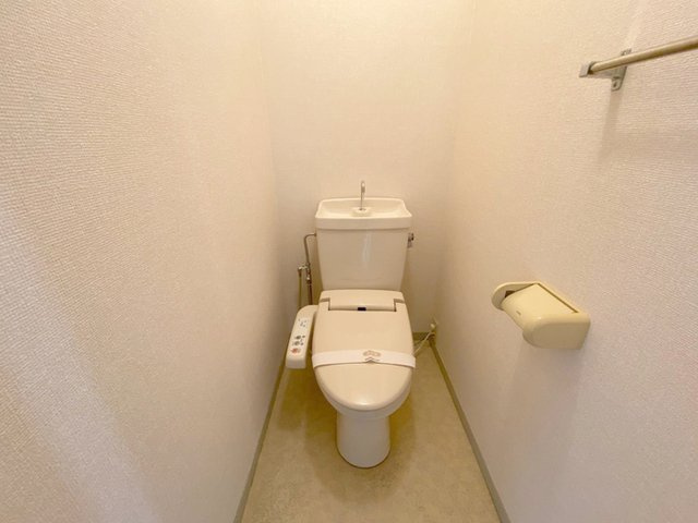 ジュネス山本のトイレ|温水洗浄便座付きトイレです。