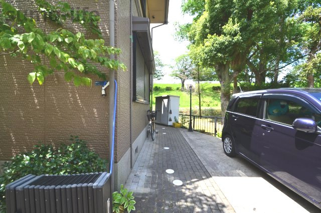 リバーサイド若林の駐車場
