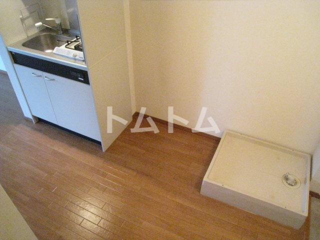 コンフォート津田沼の洗面所|冷蔵庫置き場と室内洗濯機置き場。