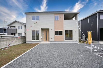 【外観】 | アーネストワン　大泉町古海 第10　5号棟 | 並列駐車可能なカースペースです！お客様も遊びに来やすいですね♪