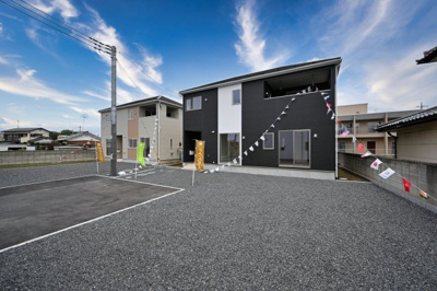 【前面道路含む現地写真】 | アーネストワン　大泉町古海 第10　6号棟 | 広いお庭でBBQやガーデニング、ドッグランなど夢が広がりますね♪