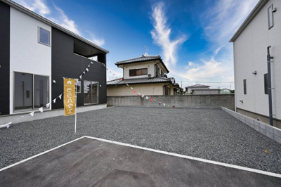 【駐車場】 | アーネストワン　大泉町古海 第10　6号棟 | 並列駐車可能なカースペースです！お客様も遊びに来やすいですね♪