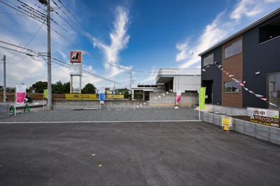 【駐車場】 | アーネストワン　大泉町古海 第10　4号棟 | 並列駐車可能なカースペースです！お客様も遊びに来やすいですね♪