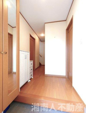 茅ヶ崎市松が丘２丁目　中古戸建の玄関|ゆったりとした玄関です