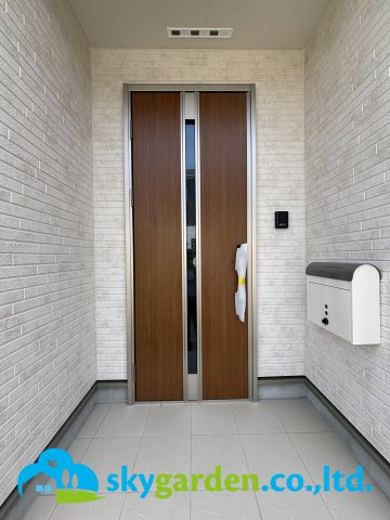 平塚市寺田縄第16　新築戸建　全3棟3号棟の玄関